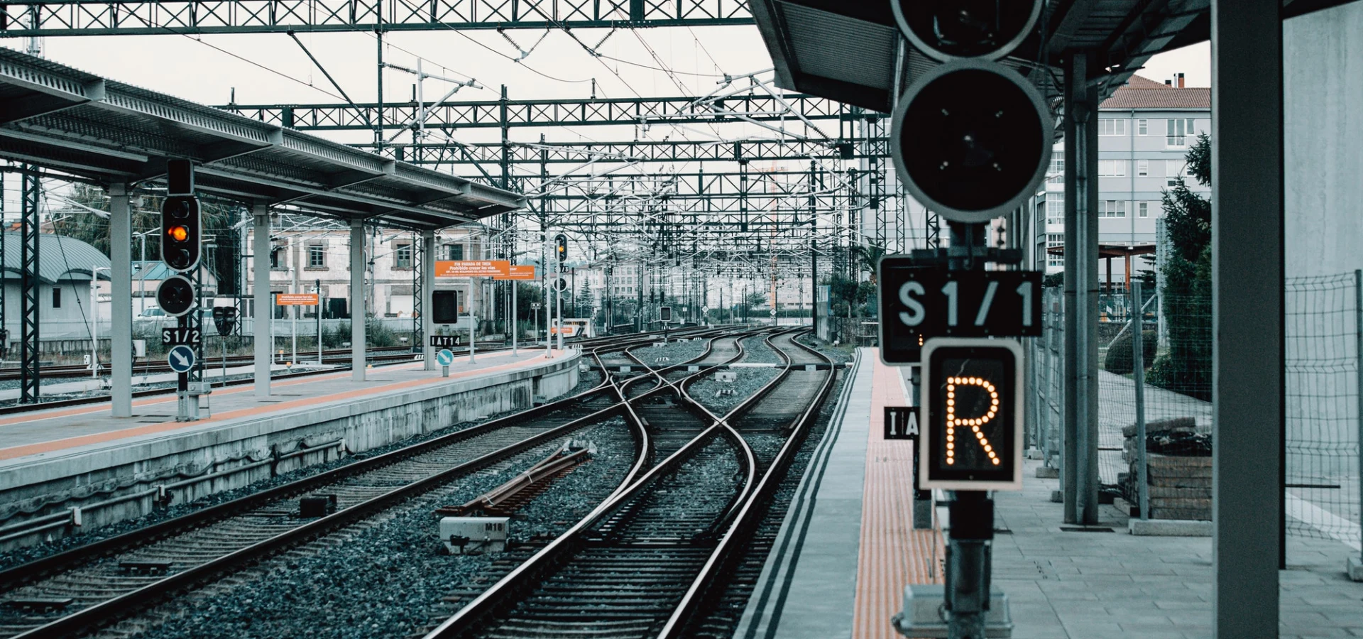 מסילות רכבת מתפצלות בתחנה, המחשה להפניית תנועה בין כתובות באתר
