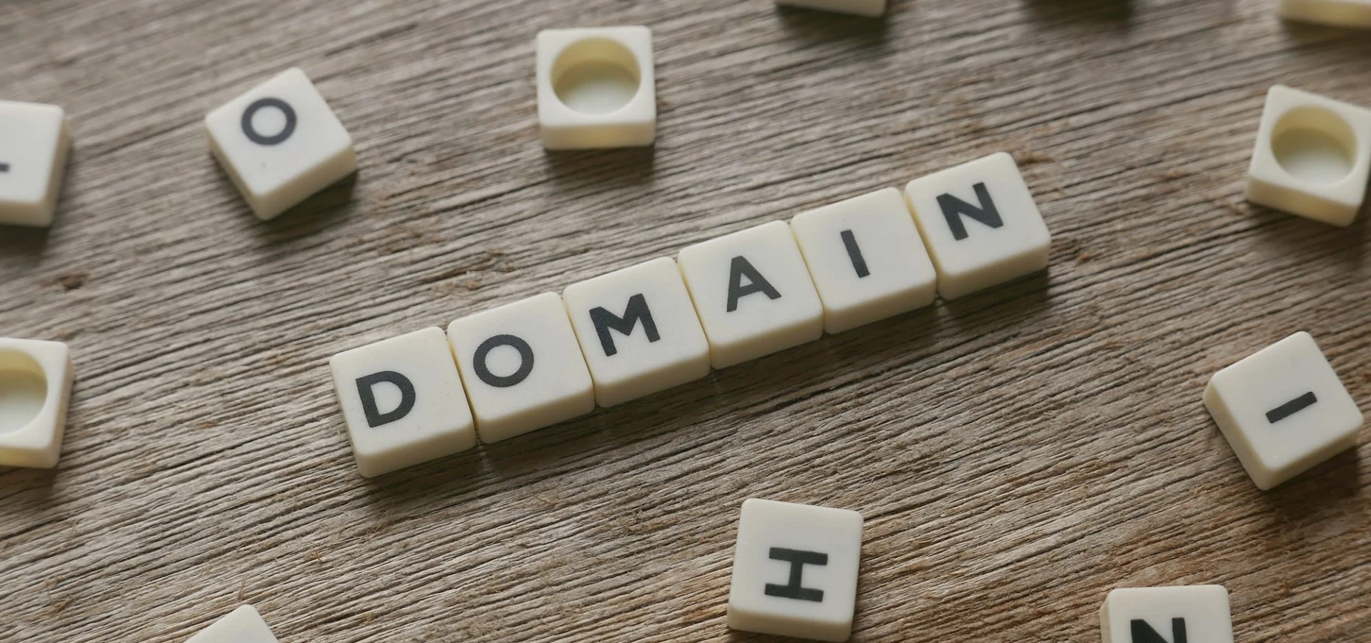המילה domain מורכבת מקוביות אותיות, בחירת שם דומיין לאתר עסקי