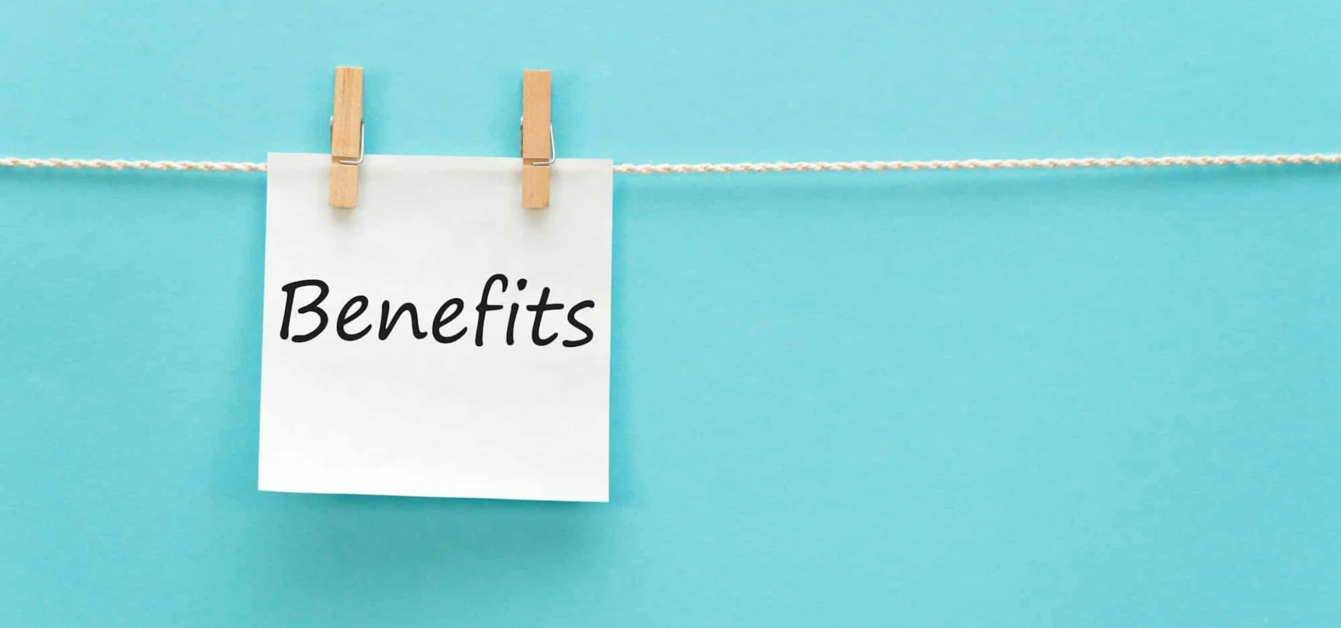 פתק עם הכיתוב benefits תלוי באטב על חבל, המחשה לתוסף יתרונות מרכזיים בגוגל אדס