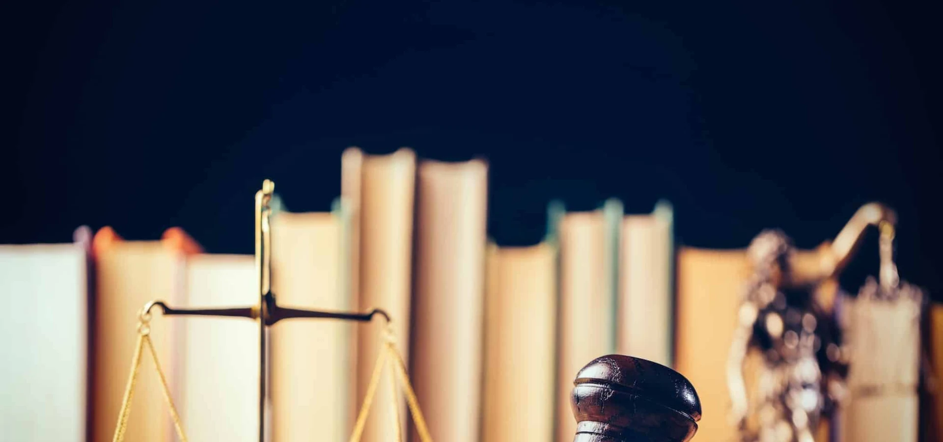 מאזני צדק ופטיש שופט על שולחן משרד עורכי דין בתהליך שיווק דיגיטלי